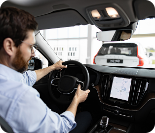 Imagem motorista segurando volante.